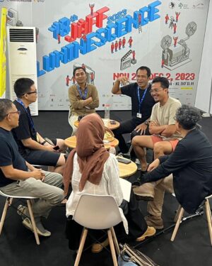 Garin Nugroho Instagram - Ritual JAFF setiap tahun : meeting komite jaff , satu hari sebelum closing ceremony , menentukan tema Jaff 2024 dan evaluasi serta dasar program ke depan, tetap saja dengan santai ngobrol dan ngopi @jaffjogja @ifa_isfansyah @ajishdibyo @angginoen @festivalfilmid @madanifilmfest @ciklornatee @teatergarasi @komunitas_salihara @naziracnoer @shantyharmayn @yuliaevinabhara @kamilandini @ifdclub @inafed.ig @aprofi.id @jakartscouncil @shantyharmayn @lutesha @aghninyhaque @ajengajeng @anggasasongko @mahendrabudaya @budi.irawanto @dyherlin @raihaanun @sheiladaisha @lutesha