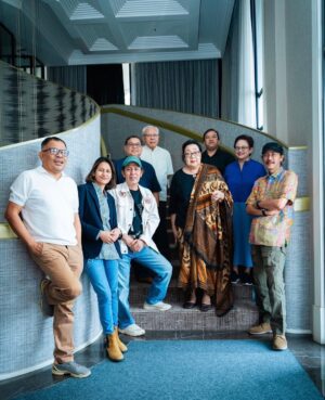 Garin Nugroho Instagram - FESTIVAL FILM INDONESIA, LEBIH 60O BERBAGAI JENIS FILM DAN LEBIH DARI I00 KRITIK FILM .Menjelang malam anugrah 14 november . Tahun terkahir periode 2021 -2023  sebagai Ketua Komite penjurian FFI ( gmbr : bersama anggota dewan juri akhir film cerita panjang dan foto anggota juri akhir FFI ) . Sebuah tugas tidak mudah  dng lebih dari 600 berbagai jenjs film terseleksi dan 100 lebih kritik film .Tugas komite penjurian adalah mengawal prosedur , memfasilitasi , menjaga proses penjurian menjadi demokratis , dari administrasi hingga Diskusi proses penjurian akhir oleh Anggota Dewan Juri , baik film cerita panjang ( 75 film ) film pendek ( 336 film ), animasi ( 35 film ) , dokumenter ( 140 )hingga Kritik film ( 101 ) . Penjurian dilakukan bertahap , diawali  tahap nominasi dng metode voting oleh asosiasi dan anggota akademi citra ( para peraih citra ), dipuncaki dengan pemilhan karya terbaik oleh anggota dewan juri akhir terpilih dengan menekankan diskusi dan argumentasi. Pada Film cerita , ketua komite penjurian bertindak sebagai moderator , tanpa mempunyai hak suara , namun menjaga diskusi antar anggota dewan juti akhir berlangsung argumentatif , partisipatif dan adil layaknya proses demokrasi. Seluruh proses dilakukan di depan  akuntan publik. Terimakasih  team komite penjurian dan juri atas kerjakerasnya🙏 @festivalfilmid @naziracnoer @ekkyij @shoosugar @yayuunru @shantyharmayn @putrimarino @lukmansrd @lg_aw @emiraem @raihaanun @andhypulung @ong.hariwahyu @dirasugandi @amandarawles @arieltatum @gisel_la @monitatahalea @widimulia @sitanursanti @miaismi11 @nadiemmakarim @frankamakarim