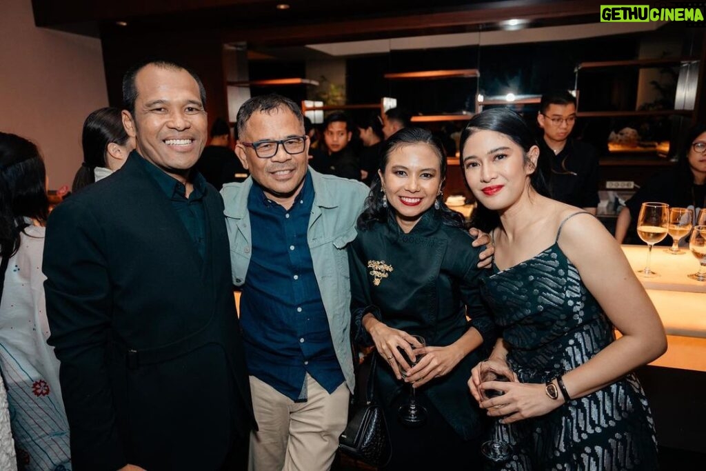 Garin Nugroho Instagram - Premiere Gadis Kretek : Beautiful moment dng my lovely Daughter Kamila Andini dan Ifa , dan Dian Sastro yang menyihir sepanjang series dengan akting simple tapi kompleks beragam paradoks gejolak perasaan. Love and proud Kamila , Ifa , Dian dan seluruh team @therealdisastr @kamilandini @putrimarino @ifa_isfansyah @netflixid @ibnujamilo @bayu_ario @inefebriyanti @tissabiani @sheiladaisha @pritttimothy_ @whanidarmawan @vivianidris @rinadamayanti23 @analahms @ong.hariwahyu @suara88 @andhypulung