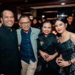 Garin Nugroho Instagram - Premiere Gadis Kretek : Beautiful moment dng my lovely Daughter Kamila Andini dan Ifa , dan Dian Sastro yang menyihir sepanjang series dengan akting simple tapi kompleks beragam paradoks gejolak perasaan. Love and proud Kamila , Ifa , Dian dan seluruh team @therealdisastr @kamilandini @putrimarino @ifa_isfansyah @netflixid @ibnujamilo @bayu_ario @inefebriyanti @tissabiani @sheiladaisha @pritttimothy_ @whanidarmawan @vivianidris @rinadamayanti23 @analahms @ong.hariwahyu @suara88 @andhypulung