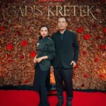 Garin Nugroho Instagram - “ Gadis Kretek “ Selamat and Proud : Kamila dan Ifa dan seluruh aktor - aktris , team serta Netflix ( 6 gmbr ) @kamilandini @ifa_isfansyah @gadiskretek @therealdisastr @putrimarino @bayu_ario @ibnujamilo @inefebriyanti @sheiladaisha @netflixid @rukmanrosadi_ @whanidarmawan @tissabiani @winkywiryawan912 @kamilandini @ifa_isfansyah @jaffjogja @hilmarfarid