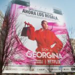 Georgina Rodríguez Instagram - Sabemos que a @georginagio le encanta coleccionar bolsos pero ahora, para celebrar el lanzamiento de #SoyGeorgina, los REGALA. Y van a estar hechos del material de esta lona. ¿Quieres uno? ⬇️ 1. Comparte una foto de la lona con el hashtag #DameUnBolsoGeorgina 2. Cuéntanos por qué te mereces el bolso 👜 La participación se puede hacer también a través de Twitter. BBLL en bio Gran Vía, Madrid, España