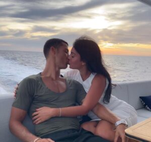 Georgina Rodríguez Instagram - Aquella tarde de verano que fuimos a comprar nuestro barco♥️ Y alguna fotico de aquel mágico verano…🌅 #2020