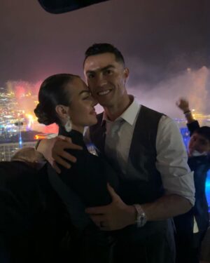 Georgina Rodríguez Instagram - ¡Que la magia del Año Nuevo llene vuestros días de amor, alegría, salud, armonía y vuestras noches de sueños cumplidos! ¡Feliz 2024 a tods! ❤️✨💝💕💙💛💜💓💗💚💖🧡💞💘