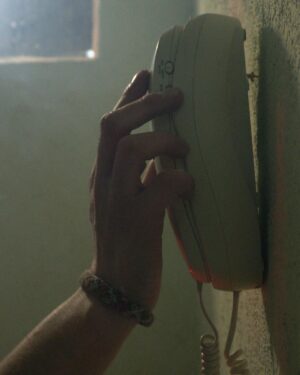 Gerardo Ravelo Instagram - The Black Phone 📞 🪦
Film Stills de mi último video + antes y después de la edición
