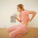 Gigi Hadid Instagram - @guestinresidence SS23 CORE COLLECTION - your favorite cozy basics in lighter weights and new colors for Spring, like ‘blush’ ^ 🪷 GuestInResidence.com xx 2.20.23 by @quentindebriey