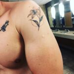 Giles Matthey Instagram - New Tattoo wat ya gonna do 🤷🏻‍♂️ @goldendaggers #finelines