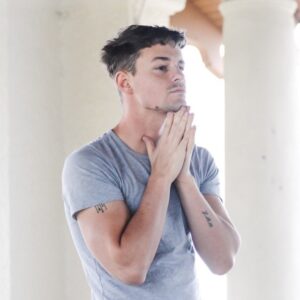 Giles Matthey Instagram - "Did I leave the gas on?" #seriousmodelling @onceabcofficial @george_elder another goody from George! 🖤🖤🖤🖤🖤🖤🖤