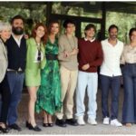 Giorgia Wurth Instagram - Oggi a Roma si è tenuta la conferenza stampa di #eppurecadiamofelici, serie supercolorata che andrà in onda su @raiplay_official Ci siamo voluti molto bene. Siamo caduti felici. Venite a prenderci dal 6 ottobre 🐸 Grazie @avant_toi.it per questo abito così verde che è impossibile non sperare. Rai Viale Mazzini