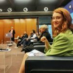 Giorgia Wurth Instagram - Oggi a Roma si è tenuta la conferenza stampa di #eppurecadiamofelici, serie supercolorata che andrà in onda su @raiplay_official Ci siamo voluti molto bene. Siamo caduti felici. Venite a prenderci dal 6 ottobre 🐸 Grazie @avant_toi.it per questo abito così verde che è impossibile non sperare. Rai Viale Mazzini