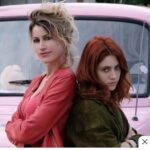 Giorgia Wurth Instagram - Oggi a Roma si è tenuta la conferenza stampa di #eppurecadiamofelici, serie supercolorata che andrà in onda su @raiplay_official Ci siamo voluti molto bene. Siamo caduti felici. Venite a prenderci dal 6 ottobre 🐸 Grazie @avant_toi.it per questo abito così verde che è impossibile non sperare. Rai Viale Mazzini