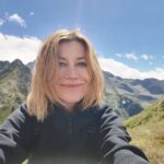 Giorgia Wurth Instagram - Lo so che ultimamente va tanto di moda dire che si va dallo psicologo, e io giuro che le ho provate tutte, dalla junghiana alla freudiana, dalla cognitiva al counseling. Senza ottenere mai alcun miglioramento (sono un caso grave, lo so). Neppure la religione ha mai funzionato su di me. In fondo la fede è un dono, e io non l'ho (ancora) ricevuto. Non demordo però, perché penso che se si crede in qualcosa (ancora meglio in qualcuno) la vita terrena sia un pochino più lieve. A dirla tutta però in qualcosa io ci credo: in quel soffio vitale che ha scelto di manifestarsi attraverso di me, di noi. Nell'espressione della vita che decide di abitare il nostro corpo e i nostri pensieri per un po'... Ecco, io questa potenza di vita la sento appieno quando sono nella natura, mentre scalo una montagna e il vento mi schiaffeggia la faccia e l'ossigeno mi annaffia i pensieri facendo germogliare quelli di gratitudine. Che poi in fondo sarà solo chimica, come dice @fabrizio.caramagna, ma nessuno psicofarmaco sarebbe in grado di migliorare il mio umore quanto una vetta da raggiungere. Oggi sul mio cammino ripido ho incontrato una donna di 83 anni (la vedete se scorrete le foto). Le ho chiesto quale fosse il suo segreto. Mi ha risposto "mangiare poco". Ora so che morirò giovane. #puntadellaregina #gressoney Valle d'Aosta