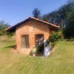 Giorgia Wurth Instagram - Ogni volta che posso porto i bambini nella natura. Ho scoperto, grazie al @gruppodiletturacarmagnola, un angolo di paradiso nel cuore del Roero, in Piemonte. Li ci sono tanti giovani, molte ragazze, che, invece di andarsene, portano avanti con fatica e tanto amore le tradizioni del territorio. Come Lorena, apicoltrice e coltivatrice (@reradminot) , e Giorgia, che gestisce una cascina meravigliosa, la @cascina_cortassa Andateci, e sarete un po' più felici. Ps: ma vogliamo parlare della genialità delle api?