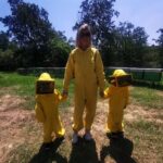 Giorgia Wurth Instagram - Ogni volta che posso porto i bambini nella natura. Ho scoperto, grazie al @gruppodiletturacarmagnola, un angolo di paradiso nel cuore del Roero, in Piemonte. Li ci sono tanti giovani, molte ragazze, che, invece di andarsene, portano avanti con fatica e tanto amore le tradizioni del territorio. Come Lorena, apicoltrice e coltivatrice (@reradminot) , e Giorgia, che gestisce una cascina meravigliosa, la @cascina_cortassa Andateci, e sarete un po' più felici. Ps: ma vogliamo parlare della genialità delle api?