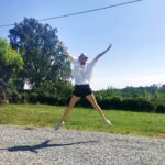 Giorgia Wurth Instagram - Ogni volta che posso porto i bambini nella natura. Ho scoperto, grazie al @gruppodiletturacarmagnola, un angolo di paradiso nel cuore del Roero, in Piemonte. Li ci sono tanti giovani, molte ragazze, che, invece di andarsene, portano avanti con fatica e tanto amore le tradizioni del territorio. Come Lorena, apicoltrice e coltivatrice (@reradminot) , e Giorgia, che gestisce una cascina meravigliosa, la @cascina_cortassa Andateci, e sarete un po' più felici. Ps: ma vogliamo parlare della genialità delle api?