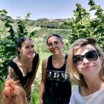 Giorgia Wurth Instagram - Ogni volta che posso porto i bambini nella natura. Ho scoperto, grazie al @gruppodiletturacarmagnola, un angolo di paradiso nel cuore del Roero, in Piemonte. Li ci sono tanti giovani, molte ragazze, che, invece di andarsene, portano avanti con fatica e tanto amore le tradizioni del territorio. Come Lorena, apicoltrice e coltivatrice (@reradminot) , e Giorgia, che gestisce una cascina meravigliosa, la @cascina_cortassa Andateci, e sarete un po' più felici. Ps: ma vogliamo parlare della genialità delle api?