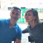 Giorgia Wurth Instagram - Ogni volta che posso porto i bambini nella natura. Ho scoperto, grazie al @gruppodiletturacarmagnola, un angolo di paradiso nel cuore del Roero, in Piemonte. Li ci sono tanti giovani, molte ragazze, che, invece di andarsene, portano avanti con fatica e tanto amore le tradizioni del territorio. Come Lorena, apicoltrice e coltivatrice (@reradminot) , e Giorgia, che gestisce una cascina meravigliosa, la @cascina_cortassa Andateci, e sarete un po' più felici. Ps: ma vogliamo parlare della genialità delle api?