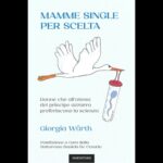 Giorgia Wurth Instagram - Signore e Signori, vi presento il mio nuovo libro: "MAMME SINGLE PER SCELTA"!!! Qualcuno sostiene che tutte le MADRI, quando partoriscono, sono SINGLE. Le protagoniste di questo viaggio lo sono davvero. E per scelta. Sono donne autonome, istruite, realizzate, economicamente indipendenti. Spesso vicine o sopra i quaranta, ma a volte anche giovanissime, con le idee molto chiare, che invece di accontentarsi o scendere a compromessi con uomini che non amano, o non amano più, o non trovano, decidono comunque di diventare mamme. Da sole. Donne che tra l’attesa del Principe Azzurro e l’affidabilità della scienza, scelgono la seconda. Eppure, spesso si sentono dire: “Ma non potevi andare col primo che passa? Non potevi andare a Cuba a farti mettere incinta?” Certo che avrebbero potuto, ma hanno fatto una scelta diversa. Nelle pagine del libro, capirete perché. Poco a poco, vi spiegherò come e perché è nato questo progetto, intanto ringrazio con tutto il cuore le ragazze che si sono fidate e affidate raccontandomi il loro percorso, spesso tortuoso, lungo, faticoso, pieno d’amore. Grazie infinite alla dottoressa @psicoterapia_de_cesario, esperta in psicologia della riproduzione, infertilità e pma, che chiude il libro con una relazione preziosissima, piena di risposte e insieme di domande,  spunti di riflessione per chi non si accontenta di rimanere a galla ma ha voglia di scoprire il mondo sott’acqua. Grazie adorata @persiav per avermi supportato e fatto tanto, tanto ridere. Che madre incredibile sei. Grazie @davide_recagno, mio nipote geniale, per aver realizzato il disegno della copertina e il booktrailer, che presto vi mostrerò. E grazie a voi, persone gentili, che prima di giudicare volete ascoltare, capire, leggere. Il libro esce ufficialmente domenica 14 maggio, la festa della Mamma, ma potete già ordinarlo su Amazon. Il link è in bio. Sono felice. #mammesingleperscelta
