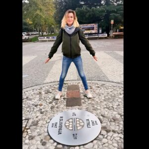 Giorgia Würth Instagram - Con il piede destro sono in Slovenia, con quello sinistro in Italia.

Che terre meravigliose.

Grazie a @robertoleone_airfilm.it per le foto (solo quelle belle sono le sue, se scorrete) e a Vittorio per avermi ceduto la giacca (ma solo perché lui non aveva freddo)