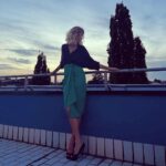 Giorgia Wurth Instagram - Metti un martedì sera a Crema con @lu2601 e L'accarezzatrice. Grazie al Rotary per l'accoglienza. (la gonna stupenda e verde è di @malulu_milano) Crema, Italy