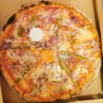 Giorgia Wurth Instagram - Attese in body, nei e pizza alle cipolle #camerini Gorizia