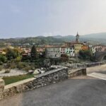 Giorgia Wurth Instagram - Con il piede destro sono in Slovenia, con quello sinistro in Italia. Che terre meravigliose. Grazie a @robertoleone_airfilm.it per le foto (solo quelle belle sono le sue, se scorrete) e a Vittorio per avermi ceduto la giacca (ma solo perché lui non aveva freddo) Italy-Slovenia Border