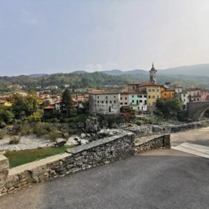 Giorgia Würth Instagram - Con il piede destro sono in Slovenia, con quello sinistro in Italia.

Che terre meravigliose.

Grazie a @robertoleone_airfilm.it per le foto (solo quelle belle sono le sue, se scorrete) e a Vittorio per avermi ceduto la giacca (ma solo perché lui non aveva freddo)