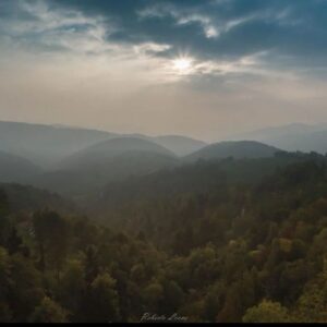 Giorgia Würth Instagram - Con il piede destro sono in Slovenia, con quello sinistro in Italia.

Che terre meravigliose.

Grazie a @robertoleone_airfilm.it per le foto (solo quelle belle sono le sue, se scorrete) e a Vittorio per avermi ceduto la giacca (ma solo perché lui non aveva freddo)