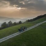 Giorgia Wurth Instagram - Con il piede destro sono in Slovenia, con quello sinistro in Italia. Che terre meravigliose. Grazie a @robertoleone_airfilm.it per le foto (solo quelle belle sono le sue, se scorrete) e a Vittorio per avermi ceduto la giacca (ma solo perché lui non aveva freddo) Italy-Slovenia Border