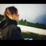 Giorgia Wurth Instagram - Con il piede destro sono in Slovenia, con quello sinistro in Italia. Che terre meravigliose. Grazie a @robertoleone_airfilm.it per le foto (solo quelle belle sono le sue, se scorrete) e a Vittorio per avermi ceduto la giacca (ma solo perché lui non aveva freddo) Italy-Slovenia Border