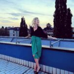 Giorgia Wurth Instagram - Metti un martedì sera a Crema con @lu2601 e L'accarezzatrice. Grazie al Rotary per l'accoglienza. (la gonna stupenda e verde è di @malulu_milano) Crema, Italy