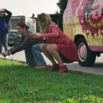 Giorgia Wurth Instagram - Un anno fa noi stavamo messi così a Gorizia, un "brufolo sul culo del mondo" ... Eppure cadiamo felici, oggi, su @raiplay_official Ci avete visti? Se no, quale giorno migliore della domenica per farvene una scorpacciata spaparanzati sul divano? Attendo commenti🐒 Ciaooooooo #eppurecadiamofelici