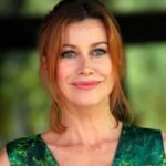 Giorgia Wurth Instagram - Oggi a Roma si è tenuta la conferenza stampa di #eppurecadiamofelici, serie supercolorata che andrà in onda su @raiplay_official Ci siamo voluti molto bene. Siamo caduti felici. Venite a prenderci dal 6 ottobre 🐸 Grazie @avant_toi.it per questo abito così verde che è impossibile non sperare. Rai Viale Mazzini