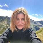 Giorgia Wurth Instagram - Lo so che ultimamente va tanto di moda dire che si va dallo psicologo, e io giuro che le ho provate tutte, dalla junghiana alla freudiana, dalla cognitiva al counseling. Senza ottenere mai alcun miglioramento (sono un caso grave, lo so). Neppure la religione ha mai funzionato su di me. In fondo la fede è un dono, e io non l'ho (ancora) ricevuto. Non demordo però, perché penso che se si crede in qualcosa (ancora meglio in qualcuno) la vita terrena sia un pochino più lieve. A dirla tutta però in qualcosa io ci credo: in quel soffio vitale che ha scelto di manifestarsi attraverso di me, di noi. Nell'espressione della vita che decide di abitare il nostro corpo e i nostri pensieri per un po'... Ecco, io questa potenza di vita la sento appieno quando sono nella natura, mentre scalo una montagna e il vento mi schiaffeggia la faccia e l'ossigeno mi annaffia i pensieri facendo germogliare quelli di gratitudine. Che poi in fondo sarà solo chimica, come dice @fabrizio.caramagna, ma nessuno psicofarmaco sarebbe in grado di migliorare il mio umore quanto una vetta da raggiungere. Oggi sul mio cammino ripido ho incontrato una donna di 83 anni (la vedete se scorrete le foto). Le ho chiesto quale fosse il suo segreto. Mi ha risposto "mangiare poco". Ora so che morirò giovane. #puntadellaregina #gressoney Valle d'Aosta