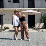 Giorgia Wurth Instagram - Ogni volta che posso porto i bambini nella natura. Ho scoperto, grazie al @gruppodiletturacarmagnola, un angolo di paradiso nel cuore del Roero, in Piemonte. Li ci sono tanti giovani, molte ragazze, che, invece di andarsene, portano avanti con fatica e tanto amore le tradizioni del territorio. Come Lorena, apicoltrice e coltivatrice (@reradminot) , e Giorgia, che gestisce una cascina meravigliosa, la @cascina_cortassa Andateci, e sarete un po' più felici. Ps: ma vogliamo parlare della genialità delle api?