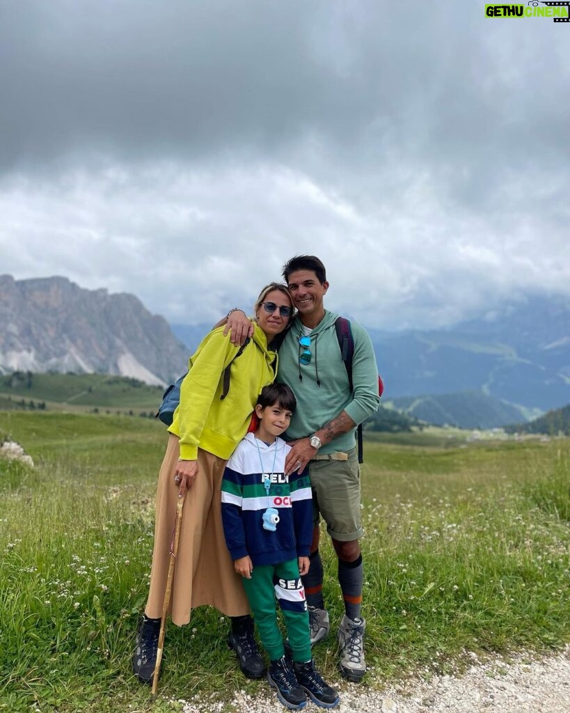 Giulia Mizzoni Instagram - 𝕄𝕠𝕦𝕟𝕥𝕒𝕚𝕟 𝕝𝕠𝕧𝕖𝕣𝕤 ⛰🌤💚 #montagna #mountains #love #family #holiday #ortisei #valgardena #dolomiti #mountainlife #mountainlovers Ortisei, Italy