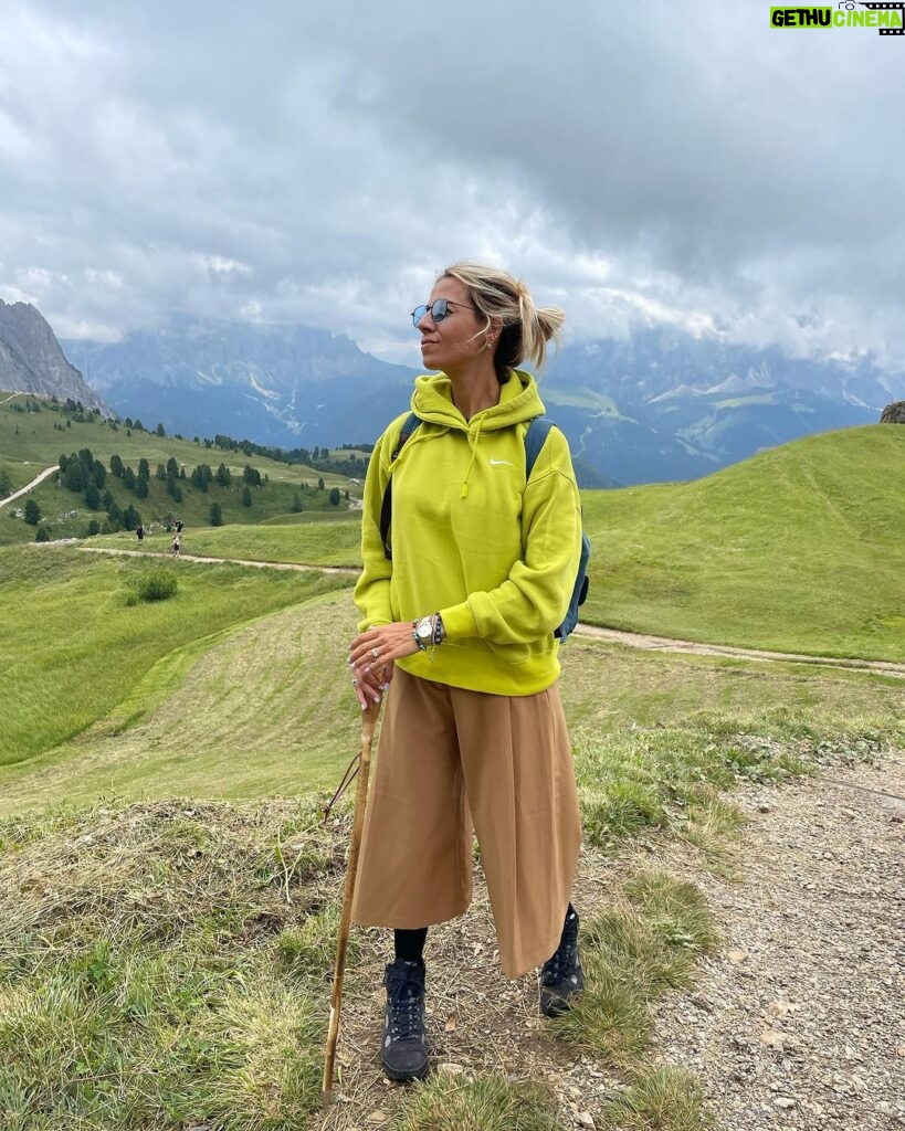 Giulia Mizzoni Instagram - 𝕄𝕠𝕦𝕟𝕥𝕒𝕚𝕟 𝕝𝕠𝕧𝕖𝕣𝕤 ⛰🌤💚 #montagna #mountains #love #family #holiday #ortisei #valgardena #dolomiti #mountainlife #mountainlovers Ortisei, Italy