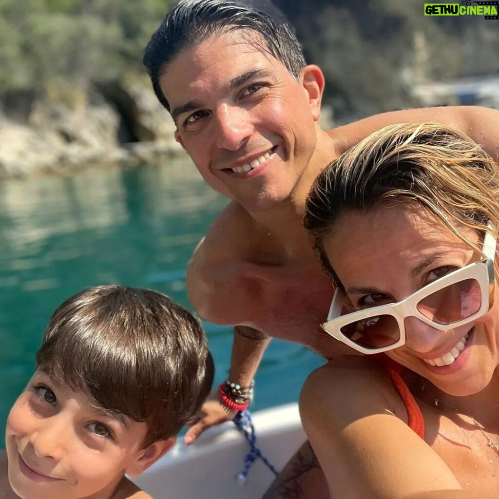 Giulia Mizzoni Instagram - Finché la barca va...🚣‍♀️ 🚣‍♂️🚤⛵️🛥 #familyfirst #familytime #familytrip #familia #family #summervibes #summertime #summerlook #estateinsieme #Grecia #greece #greecelover #greecestagram #greciaviaggi #lefkada #lefkadaisland #noi