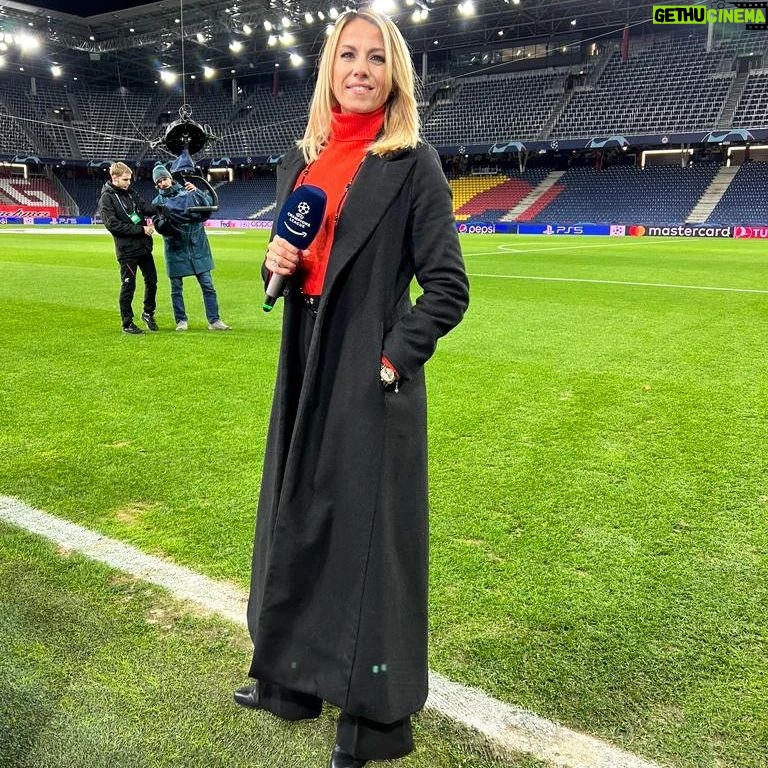 Giulia Mizzoni Instagram - 📍 Red Bull Arena di Salisburgo ❄️ Fa molto freddo 🎬 Siamo quasi pronti per partire! #championsleague #salisburgointer #winteriscoming #coat #fashion Red Bull Arena Salzburg
