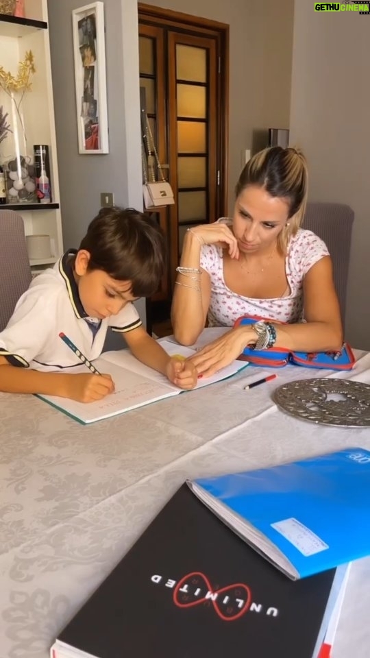 Giulia Mizzoni Instagram - Il lunedì pomeriggio come piace a noi! Ormai con Pietro abbiamo un appuntamento fisso per fare i compiti.📚 E voi? Quale è la vostra routine? #family #compiti #lunedi #homework #familytime