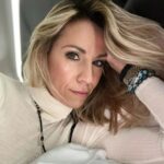 Giulia Mizzoni Instagram - ➡️ Quale delle due foto vi piace di più? Qualcuno lo chiama lazy saturday, io meritato riposo😬 e ne approfitto per scattare un selfie e chiedervi... bianco e nero o versione colorata? #lazysaturday #sabatosera #donnedigitali #donneromane #bwphoto #colors #calmmind Rome, Italy