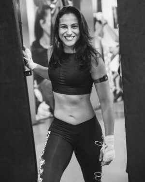 Gloria de Paula Instagram - Só existe escuridão pra quem não sabe o quanto um sorriso é capaz de iluminar. 😁🙌
