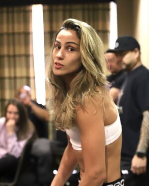 Gloria de Paula Instagram - Peso batido com sucesso ✔️
Mais um trabalho de corte de peso fantástico com o melhor nutri @pasqualottoteam ❤️

On weight ✔️🦈🏆