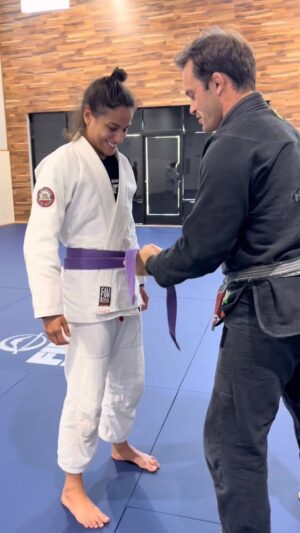 Gloria de Paula Instagram - Today a new journey begins. I’m very happy to take another step in my evolution. Now I’m a purple belt. 🟣 Thank you coach @gaiabjj 🙌

Hoje começa uma nova jornada. Feliz demais por dar mais um passo na minha evolução. Agora sou faixa roxa 💜 Obrigada proff @gaiabjj 🙌🇧🇷 #gratidão #purplebelt #bjj