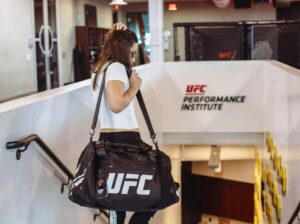Gloria de Paula Instagram - You can see me fall, but you will never see me giving up.
Unfortunately I couldn't show my work in the octagon and I didn't have my contract renewed.
I'm not afraid to start over, I'm not afraid to work hard and that's what I'm going to do.
Thank you @mickmaynard2 @danawhite and @ufc for the opportunity. See you soon. 🙏🏼

Você pode me ver cair, mas jamais me verá desistir.
Infelizmente não consegui mostrar meu trabalho no octógono e não tive meu contrato renovado.
Não tenho medo de começar de novo, não tenho medo de trabalhar duro e é isso que vou fazer.
Obrigada Mick e UFC pela oportunidade. Nos vemos em breve. 🇧🇷🙏🏼