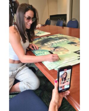 Gloria de Paula Instagram - Signature time 🖋 #UFCAustin 

Hora de rabiscar 🖋🇧🇷