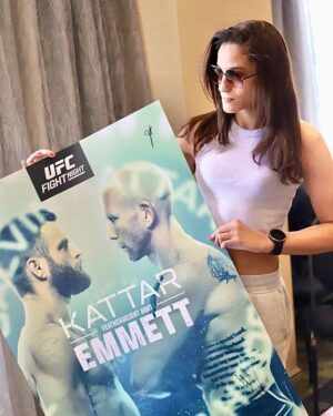Gloria de Paula Instagram - Signature time 🖋 #UFCAustin 

Hora de rabiscar 🖋🇧🇷