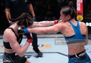 Gloria de Paula Instagram - Não vejo a hora de entrar em ação e fazer o que amo. 😍 #tbt 

Can't wait to get in the octagon and do what I love again. See you in Austin, TX. 😍 #UFCAustin