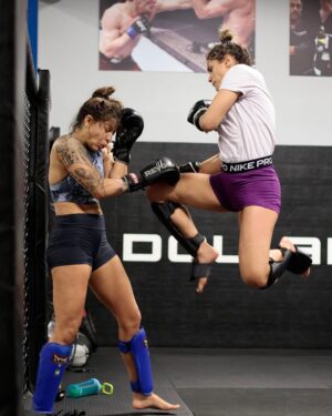 Gloria de Paula Instagram - Muay Thai - the art of eight weapons 🇹🇭

Muay Thai - a arte das 8 armas