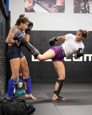Gloria de Paula Instagram - Muay Thai - the art of eight weapons 🇹🇭

Muay Thai - a arte das 8 armas